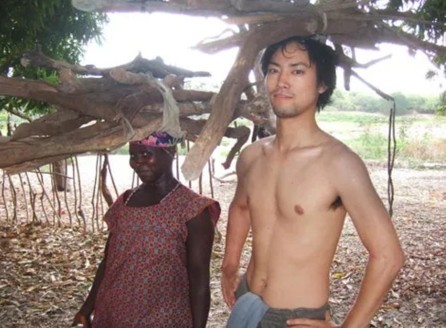일본 인기 배우 키리타니 켄타(46)가 일본인 아내 외에도 아프리카에 아내가 두 명 더 있다고 발언해 화제가 됐다. 사진은 2007년 방영된 예능프로그램에서 키리타니에게 청혼한 아프리카 여성 /사진=TBS