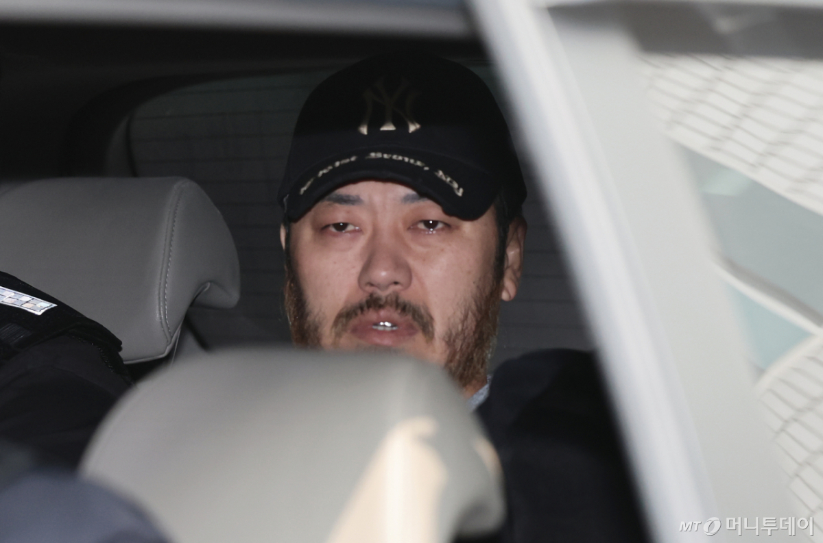 (의정부=뉴스1) 오대일 기자 = '마약왕' 박왕열(48)이 27일 경기 의정부시 의정부지방법원에서 열린 구속 전 피의자심문(영장실질심사)을 마친 후 호송차에 탑승하고 있다. 박왕열은 필리핀에서 ‘전세계’라는 닉네임으로 활동하며 텔레그램 등 메신저를 이용해 필로폰과 엑스터시, 케타민, 대마 등 마약류를 한국에 대량 유통한 혐의를 받고 있다. 2026.3.27/뉴스1 Copyright © 뉴스1. All rights reserved. 무단 전재 및 재배포, AI학습 이용 금지. /사진=(의정부=뉴스1) 오대일 기자