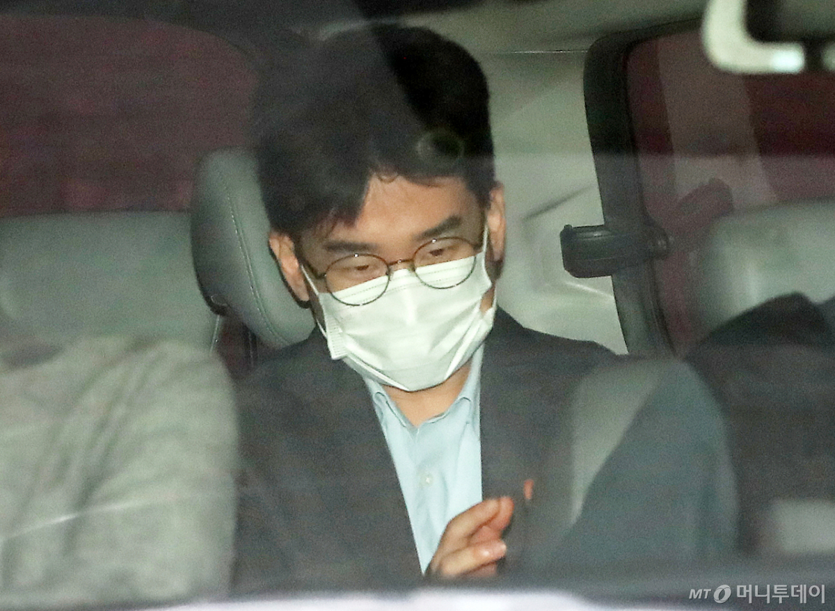 (부산=뉴스1) 윤일지 기자 = '피습 자작극' 혐의로 구속된 정이한 전 개혁신당 부산시장 후보가 16일 오전 부산 동래구 동래경찰서에서 검찰로 송치되고 있다. 2026.7.16/뉴스1 Copyright © 뉴스1. All rights reserved. 무단 전재 및 재배포, AI학습 이용 금지. /사진=(부산=뉴스1) 윤일지 기자