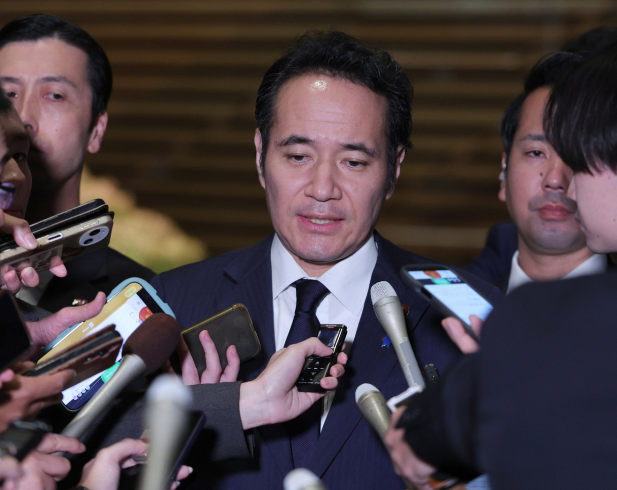 야나 가즈오 일본 농림수산상이 14일 밤 일본 도쿄 총리 관저에서 다카이치 사나에 일본 총리와 면담 후 기자들에게 사임 이유를 설명하고 있다. /로이터=뉴스1