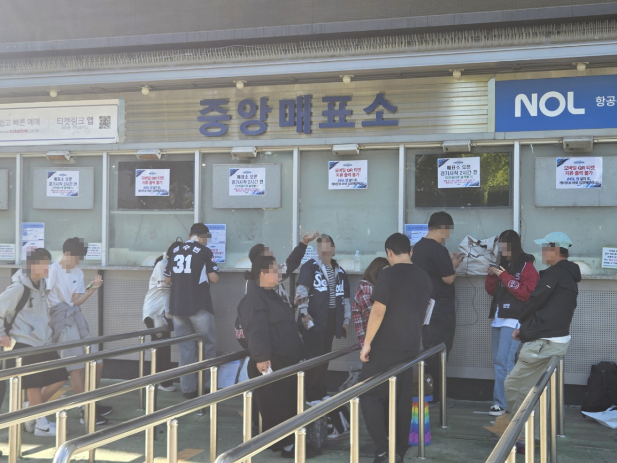 14일 오후 서울 송파구 잠실야구장 중앙매표소에서 현장 예매를 기다리는 야구 팬들. 이날 잠실야구장에서는 LG와 두산의 KBO 포스트시즌 와일드카드 결정 1차전이 열렸다. /사진=고지운 기자.