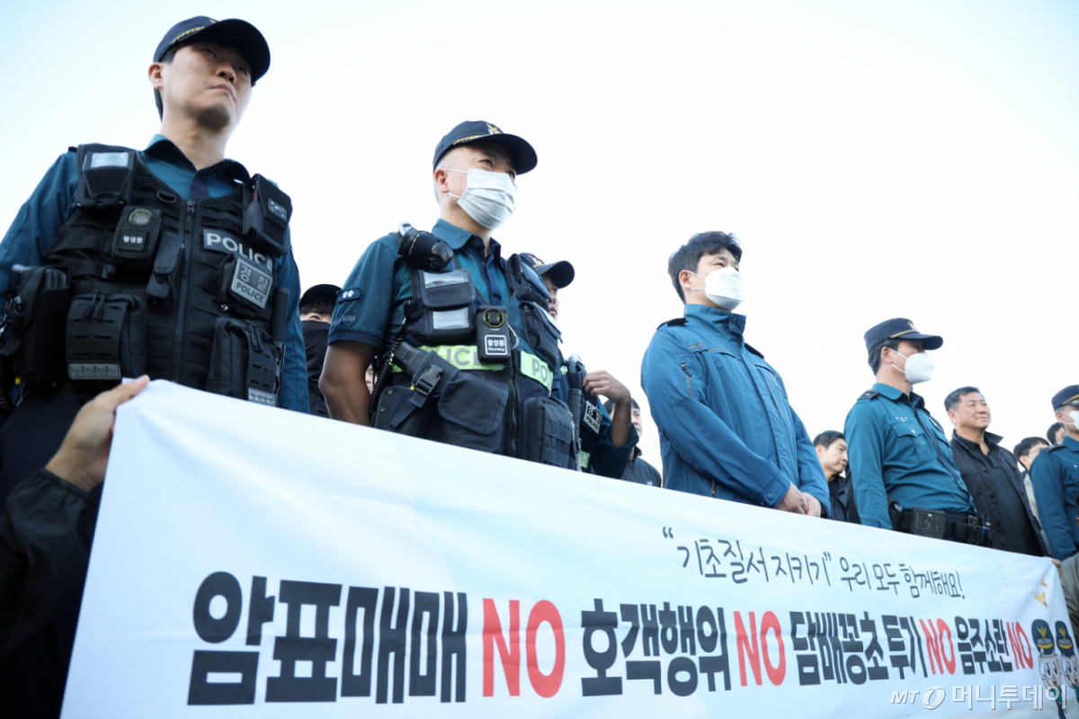 송파경찰서 직원들이 14일 서울 송파구 잠실야구장에서 암표 근절 캠페인을 하고 있다./사진=뉴시스