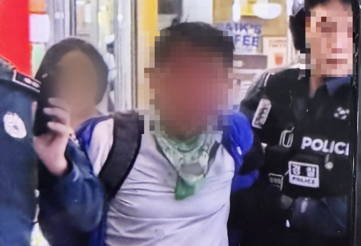 지난 13일 오후 인천 남동구 한 상업시설에서 50대 남성이 흉기 난동을 벌여 시민 10명이 다쳤다. 사진은 경찰에 제압된 피의자 모습/사진=뉴스1