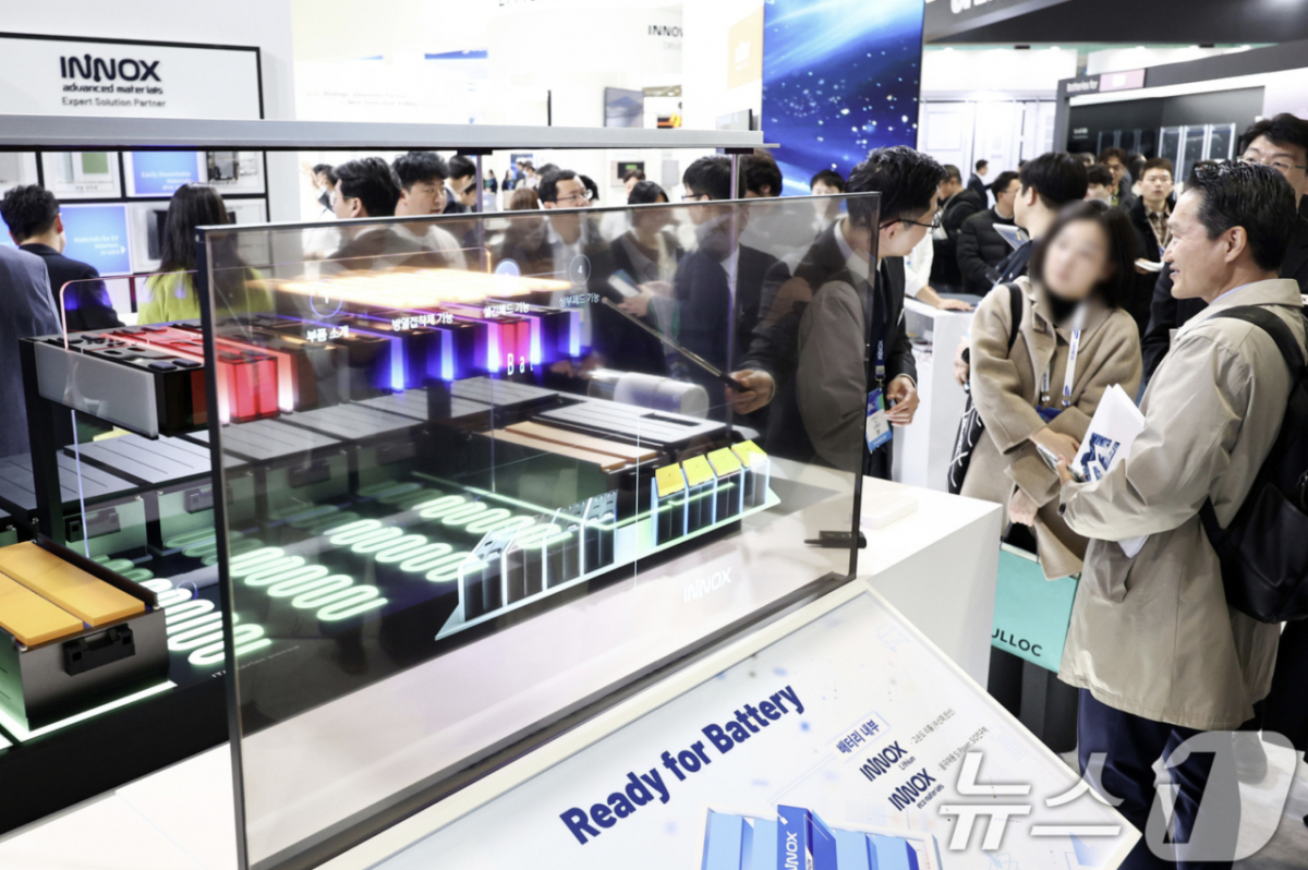 서울 코엑스에서 열린 인터배터리 2026에서 관람객들이 부스를 둘러보고 있다 /사진=뉴스1