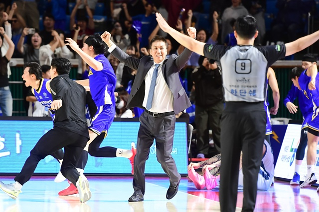 김상식 서울 삼성 감독(가운데). /사진=KBL 제공