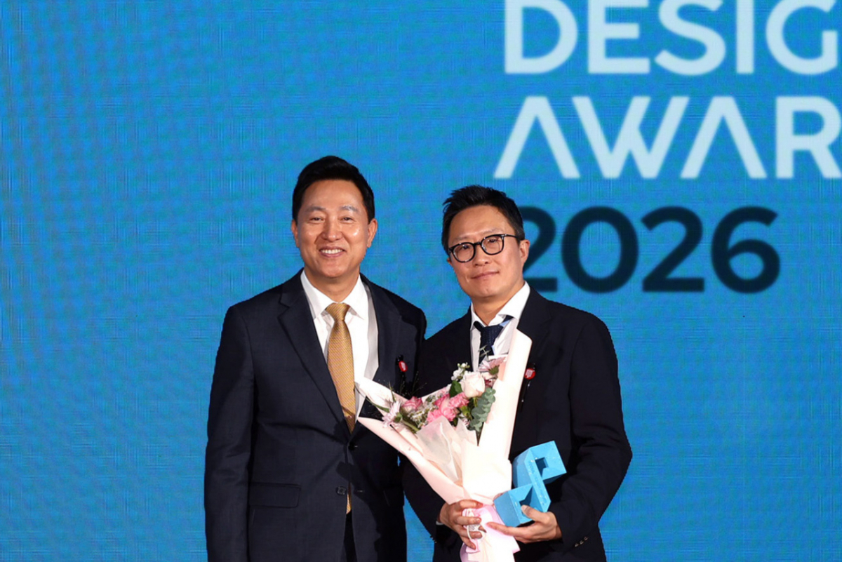 현대차 이름 없는 숲 캠페인 'ESG 디자인 임팩트상' 수상 이후 기념 사진을 찍는 오세훈 서울시장(왼쪽)과 지성원 현대차 브랜드마케팅본부장(부사장). /사진제공=현대차