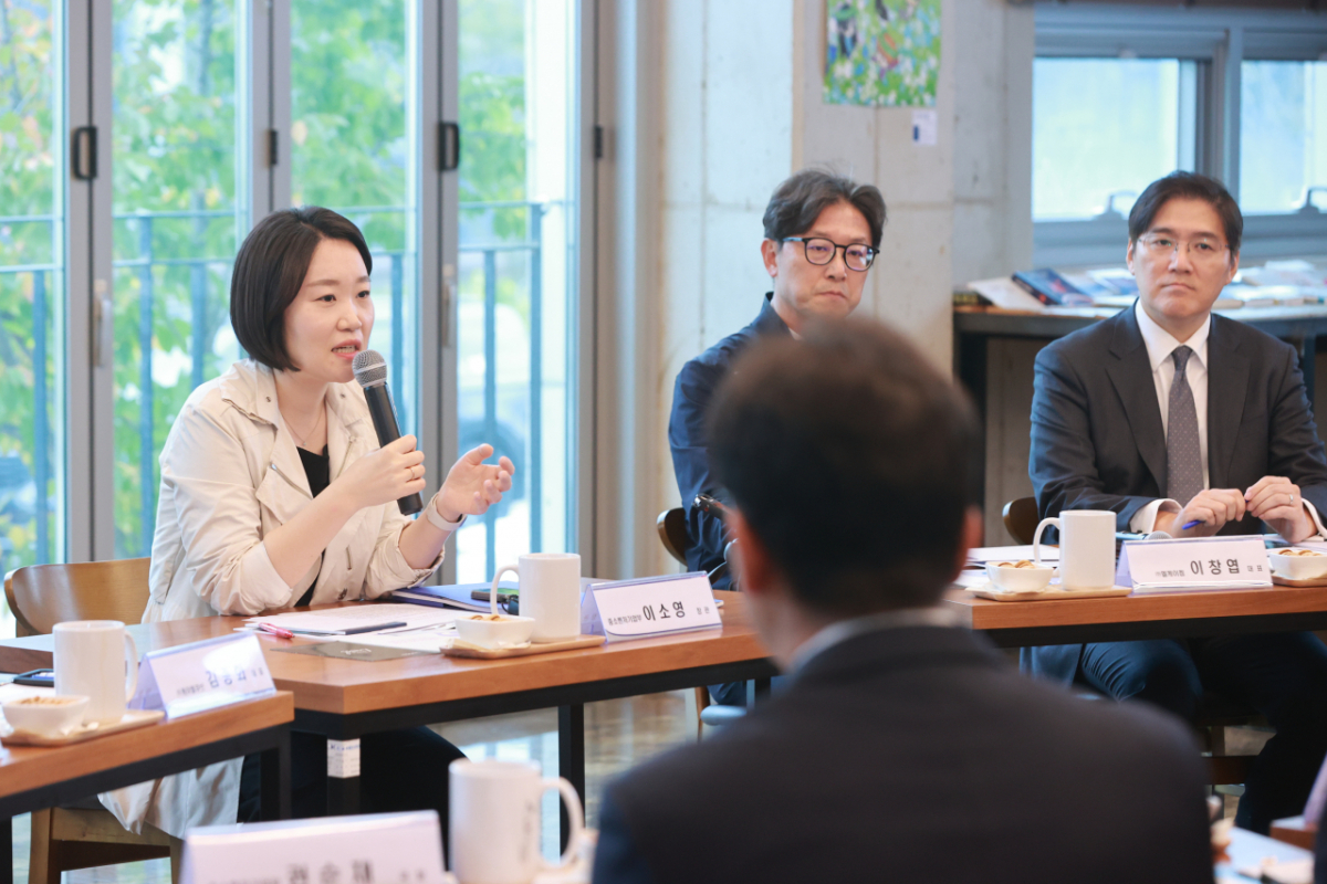 이소영 중소벤처기업부 장관이 15일 충청남도 천안시 (주)엘케이캠에서 열린 '3대 메가프로젝트의 미래 핵심 주역 점프업 프로그램 참여기업 간담회'에서 인사말을 하고 있다. /사진=중기부.