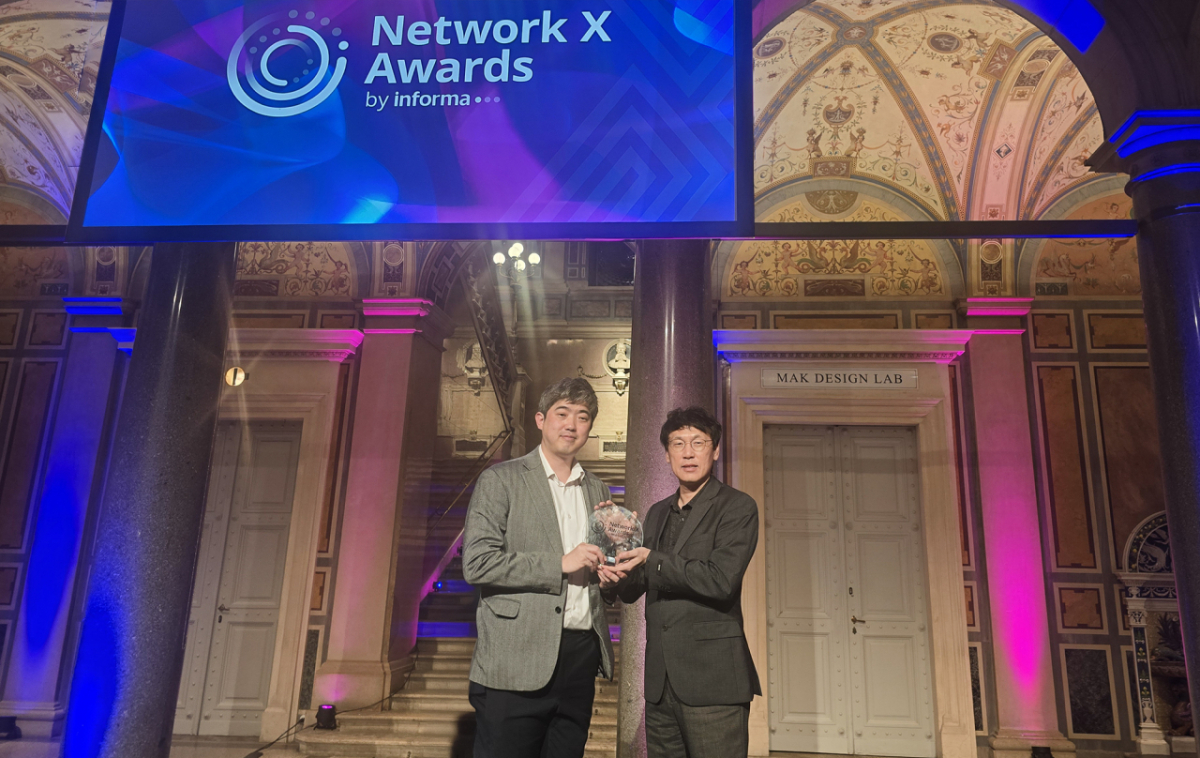 SKT는 글로벌 ICT 미디어·리서치 기업 인포마가 주관하는 네트워크 엑스(Network X) 어워드에서 통신 네트워크의 AX 기술 경쟁력을 인정받아 ‘가장 혁신적인 5G 통신 서비스’ 부문을 수상했다고 15일 밝혔다. 사진은 나민수 SKT Biz Tech팀 매니저(왼쪽)와 신홍석 유선 Tech팀 매니저./사진=SKT