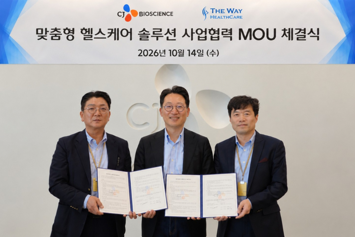 지난 14일 열린 CJ바이오사이언스-더웨이헬스케어 사업협력 체결식에서 (왼쪽부터)이정우 더웨이헬스케어 대표, 윤상배 CJ바이오사이언스 대표, 최창민 더웨이헬스케어 대표가 사진 촬영을 하고 있다. /사진제공=CJ바이오사이언스