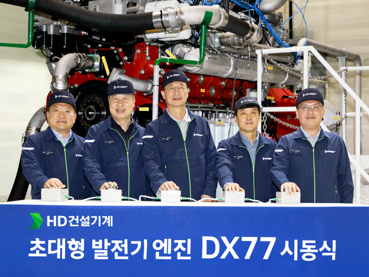HD건설기계가 군산 캠퍼스에서 DX77 발전용 디젤 엔진 시동식을 진행했다/사진제공=HD건설기계