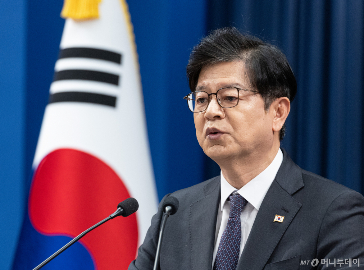 (서울=뉴스1) 이재명 기자 = 성기홍 홍보소통수석이 1일 청와대 춘추관에서 인사 관련 브리핑을 하고 있다. 2026.10.1/뉴스1 Copyright © 뉴스1. All rights reserved. 무단 전재 및 재배포, AI학습 이용 금지. /사진=(서울=뉴스1) 이재명 기자