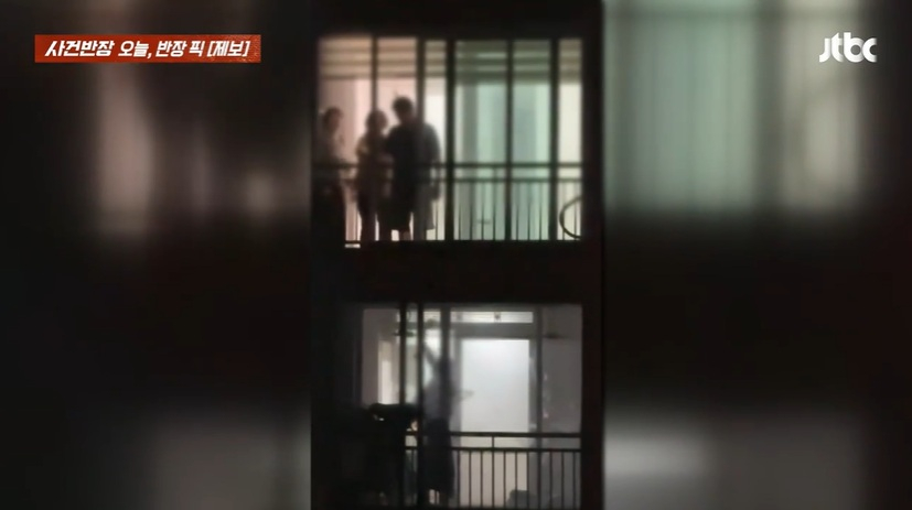 한 아파트 주민이 고무망치로 추정되는 도구로 천장과 벽을 수시로 때리는 탓에 주변인들이 소음으로 고통받고 있다는 사연이 전해졌다. /사진=JTBC '사건반장' 캡처