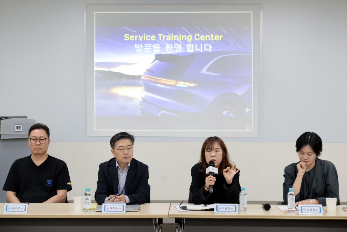 (왼쪽부터)김윤용 GM한국사업장 서비스 트레이닝 센터 교관, 박정수 애프터서비스본부 정비기술 및 고객지원 담당 상무, 최은영 애프터서비스본부 전무, 노정화 애프터서비스본부 필드포스 담당 상무/사진제공=GM한국사업장