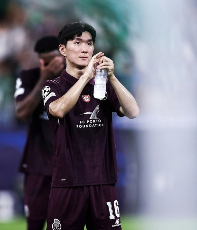 팬들에게 인사하는 황인범. /사진=FC포르투 SNS