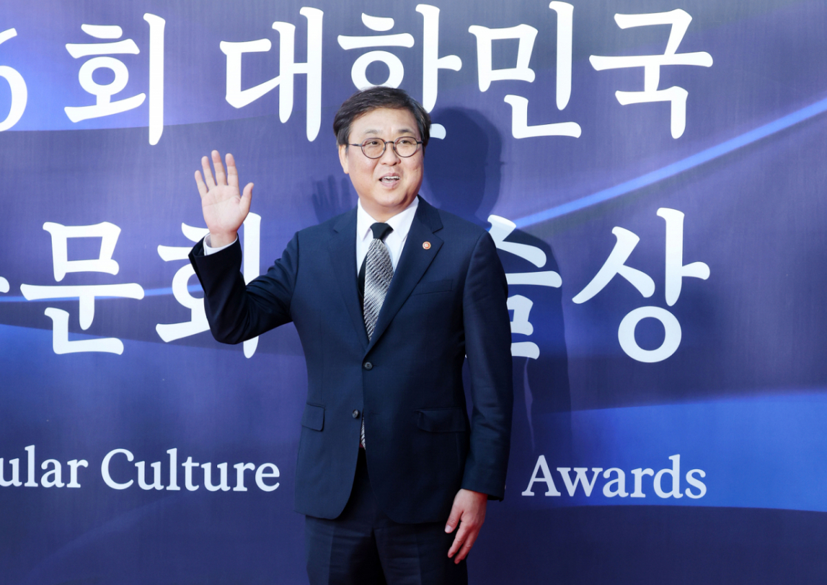 최휘영 문화체육관광부 장관이 23일 서울 중구 국립극장 해오름극장에서 진행된 '제16회 대한민국 대중문화예술상' 레드카펫에 참석해 포즈를 취하고 있다. /2025.10.23 /사진=김휘선 hwijpg@
