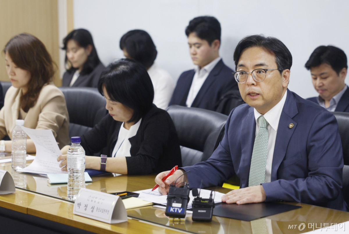 박정성 산업통상부 통상교섭본부장이 지난 8일 서울 종로구 한국생산성본부 대회의실에서 재정경제부, 외교부, 국무조정실 등의 관계 부처 통상추진위원회 위원들이 참석한 가운데 열린 '제60차 통상추진위원회'를 주재하고 있다. /사진=뉴스1