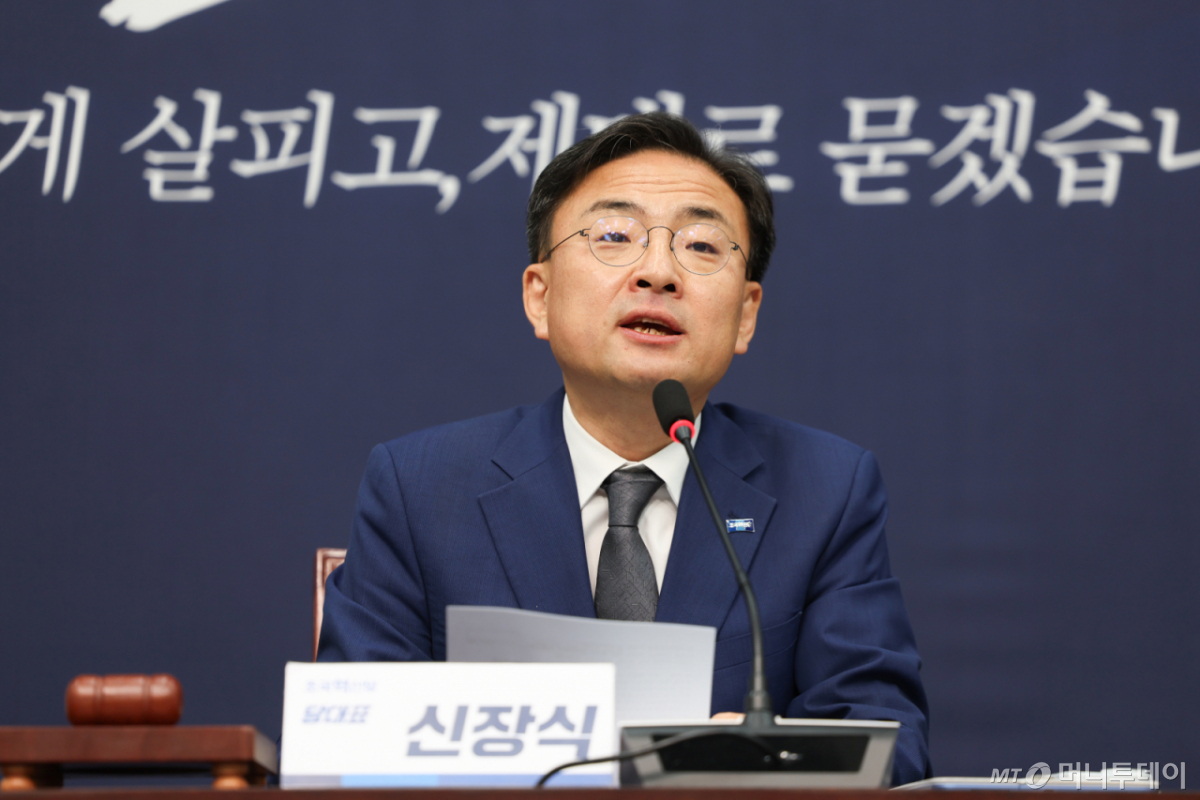신장식 조국혁신당 대표가 15일 오전 서울 여의도 국회에서 열린 최고위원회의에서 발언하고 있다./사진=뉴시스