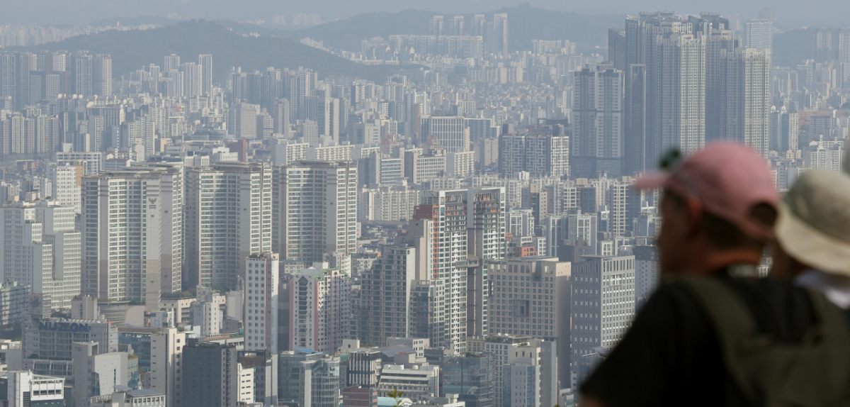 (서울=뉴스1) 박지혜 기자 = 12일 서울 남산에서 아파트 단지가 보이고 있다. 이날 부동산 플랫폼 직방에 따르면 올해 3분기 서울에서 거래된 아파트 1만930건 중 절반이 넘는 5977건(54.7%)이 과거 최고가와 같거나 더 높은 가격에 팔린 것으로 나타났다. 이 같은 거래 비중은 올해 1분기 38.2%에서 3분기 54.7%로 크게 늘었다. 특히 강남권에 집중됐던 최고가 거래가 강북 지역으로 확산하면서 동대문구는 81.9%, 서대문구는 73.5%, 성북구는 68.5%를 기록했다. 2026.10.12/뉴스1 Copyright © 뉴스1. All rights reserved. 무단 전재 및 재배포, AI학습 이용 금지. /사진=(서울=뉴스1) 박지혜 기자