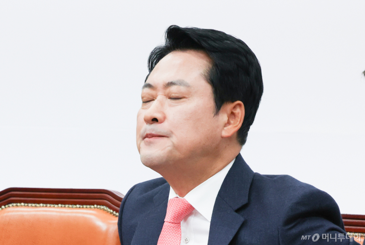 [서울=뉴시스] 김근수 기자 = 장동혁 국민의힘 대표가 15일 오전 서울 여의도 국회에서 열린 최고위원회의 도중 생각에 잠겨 있다. 2026.10.15. ks@newsis.com /사진=김근수