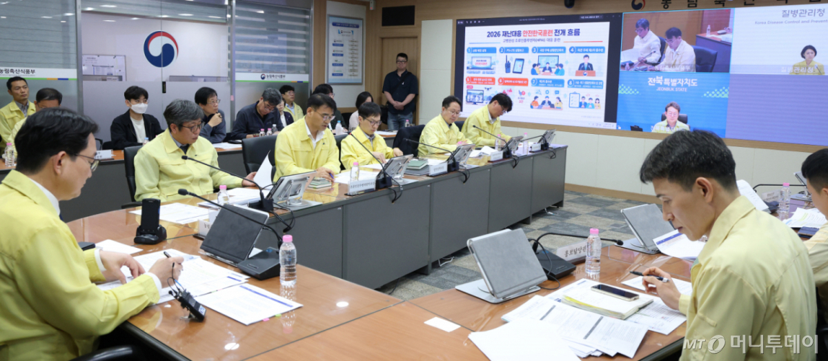 (세종=뉴스1) 김기남 기자 = 김종구 농림축산식품부 차관이 13일 오후 세종시 정부세종청사 재난상황실에서 고병원성 조류인플루엔자(AI) 발생 대응 2026년 재난대응 안전한국훈련을 주재하고 있다. 2026.10.13.