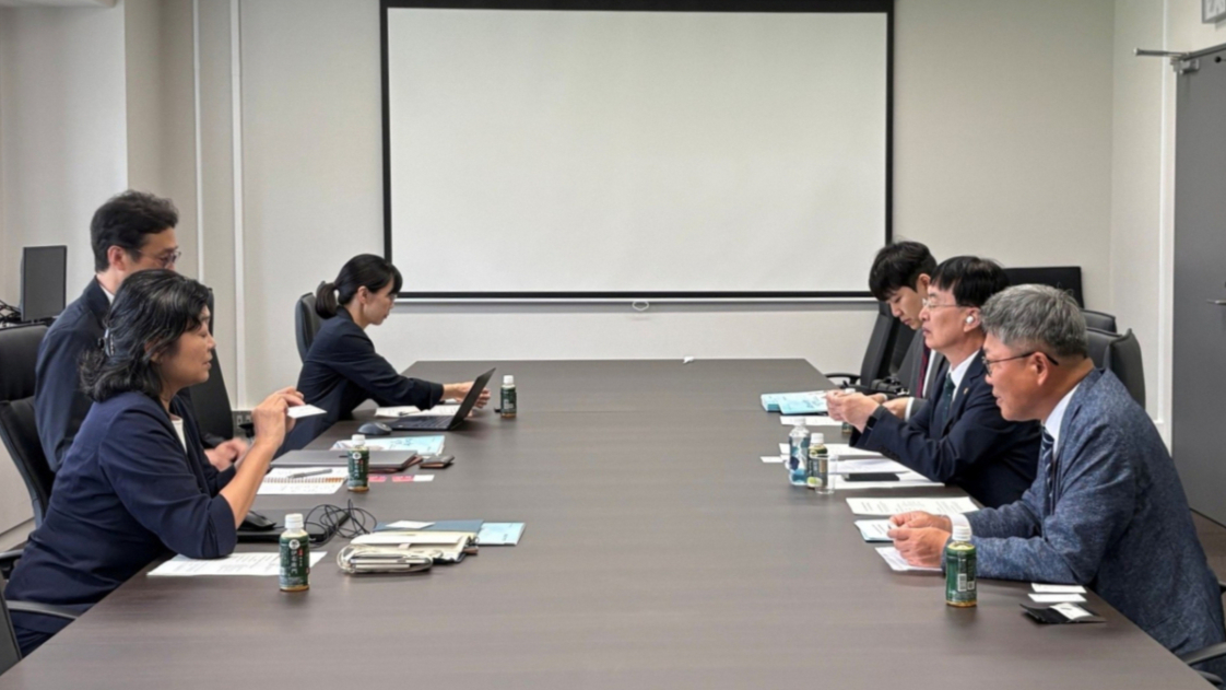 한국재료연구원이 지난 2일 일본 쓰쿠바 소재 물질·재료연구기구(NIMS)에서 양자협력회의를 개최하고, 첨단 소재 분야의 중장기 공동연구 및 국제협력 확대방안을 논의하고 있다. /사진=한국재료연구원