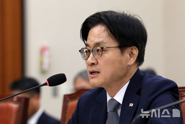 김정관 산업통상부 장관이 6일 서울 여의도 국회에서 열린 산업통상자원중소벤처기업위원회 국정감사(산업통상부)에서 의원 질의에 답변하고 있다./사진=뉴시스