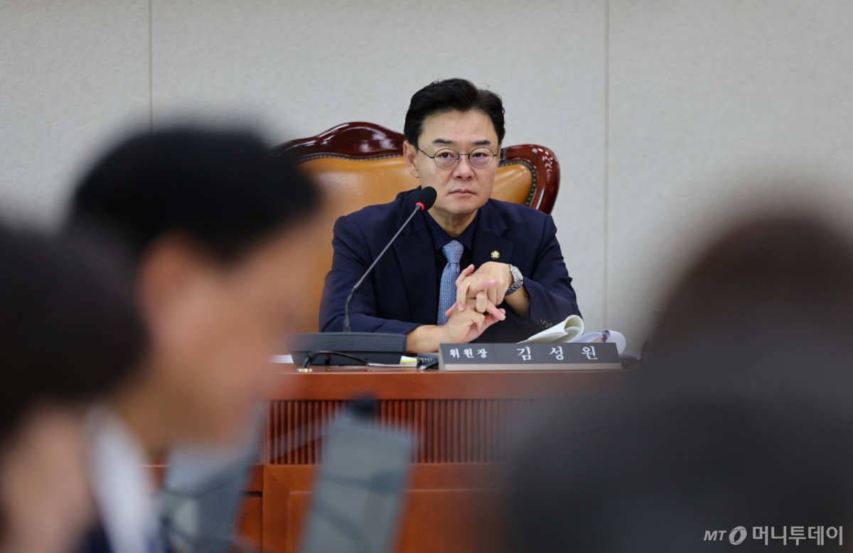 (서울=뉴스1) 김도우 기자 = 김성원 국회 산업통상자원중소벤처기업위원회 위원장이 7일 서울 여의도 국회에서 열린 산자위 국정감사를 주재하고 있다. 2026.10.7/뉴스1  Copyright © 뉴스1. All rights reserved. 무단 전재 및 재배포,  AI학습 이용 금지. /사진=(서울=뉴스1) 김도우 기자