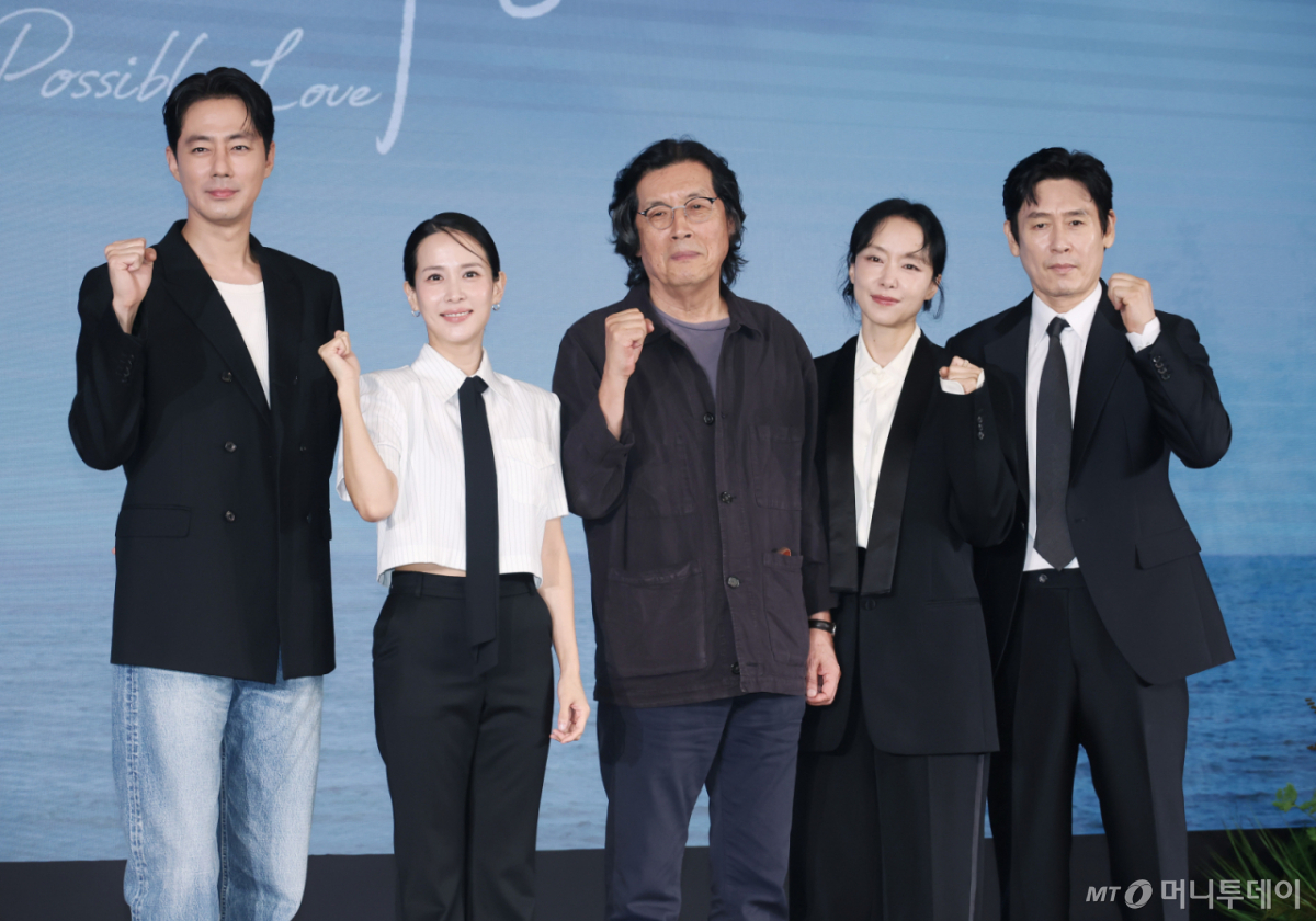 배우 조인성, 조여정, 이창동 감독, 배우 전도연, 설경구가 25일 오전 서울 마포구 호텔 나루 서울 엠갤러리에서 진행된 넷플릭스 영화 '가능한 사랑' 제작보고회에 참석해 포즈를 취하고 있다./ 사진=이동훈 photoguy@