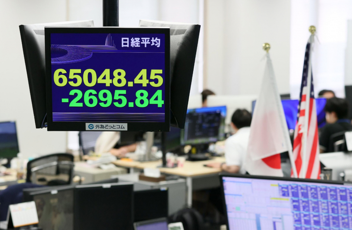 15일 일본 도쿄의 한 전광판에 닛케이225 지수가 표시된 모습./로이터=뉴스1
