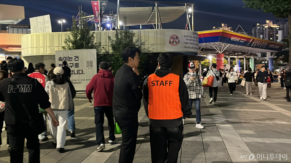 14일 서울 송파구 잠실야구장에서 안내 직원이 2026 프로야구 와일드카드 결정전 출입구를 안내하고 있다./사진=김유빈 기자.