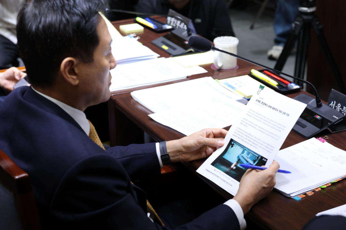 [오세훈 서울시장이 15일 서울시청에서 열린 국회 행정안전위원회의 서울특별시에 대한 국정감사에서 한강버스 관련 기사를 읽고 있다./사진=뉴시스