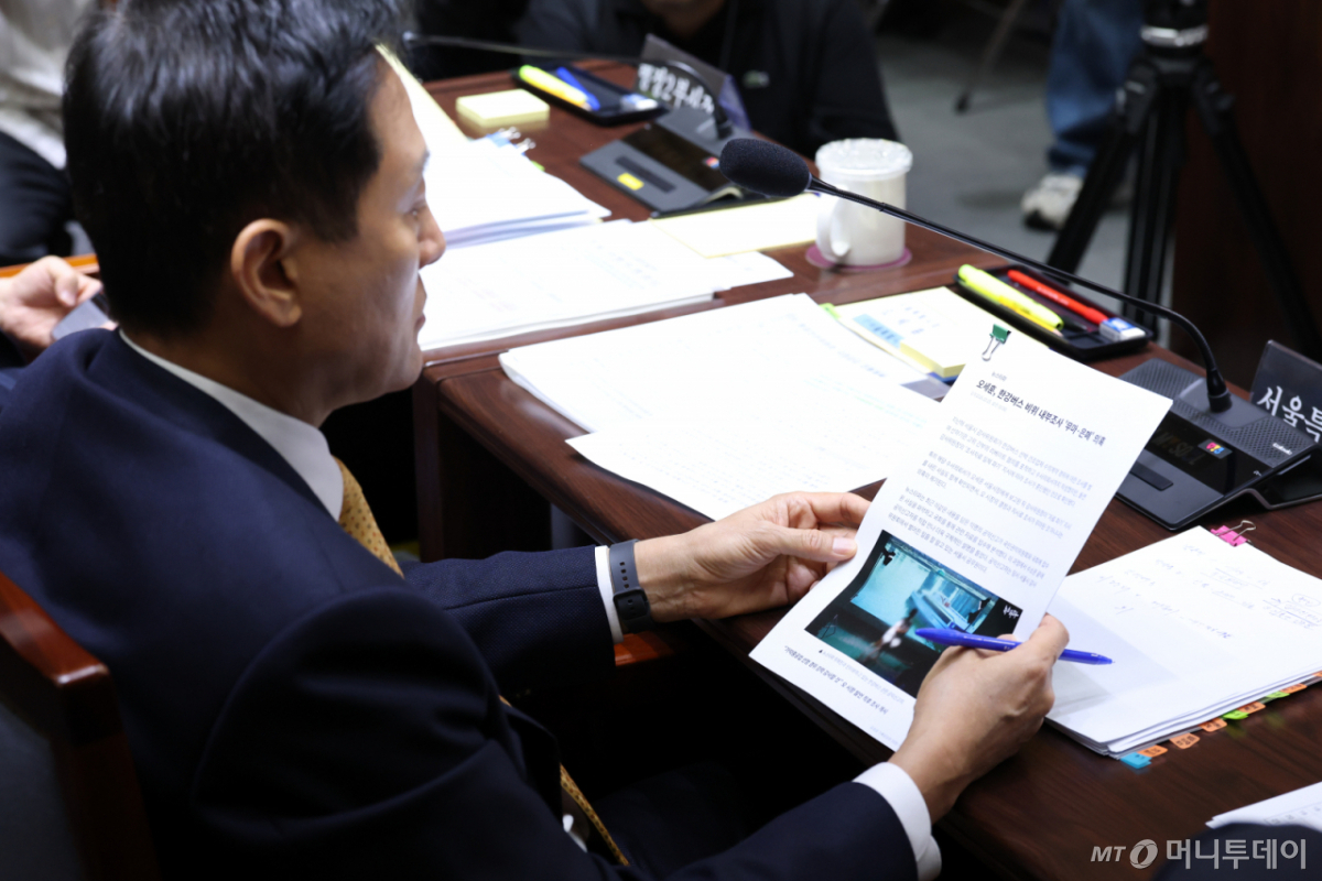 [서울=뉴시스] 황준선 기자 = 오세훈 서울시장이 15일 서울시청에서 열린 국회 행정안전위원회의 서울특별시에 대한 국정감사에서 한강버스 관련 기사를 읽고 있다. 2026.10.15. hwang@newsis.com /사진=황준선