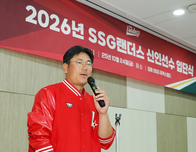 지난해 10월 열린 2026년 신인 입단식에 나선 박정권 감독의 모습. /사진=SSG 랜더스