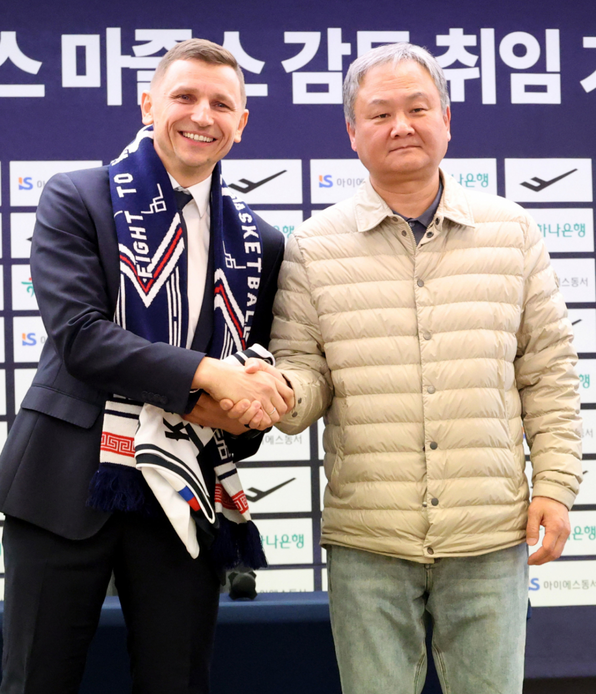 니콜라이스 마줄스 남자농구 국가대표 감독 취임 기자회견이 지난 1월 서울 광화문 프레스센터에서 열렸다. 마줄스 감독이 유재학 위원장으로부터 유니폼을 전달받고 있다. /사진=김진경 kim.jinkyung@