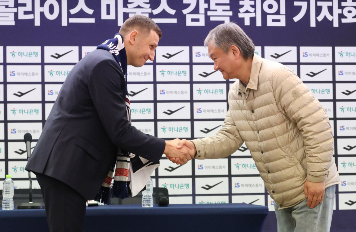 니콜라이스 마줄스 남자농구 국가대표 감독 취임 기자회견이 16일 서울 광화문 프레스센타에서 열렸다. 마줄스 감독이 유재학 한국농구연맹 위원장으로부터 유니폼을 전달받고 있다. /사진=김진경 kim.jinkyung@