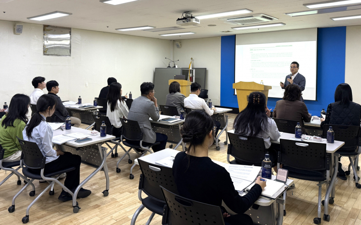 캠코 경남지역본부가 밀양시 공무원 대상 국유재산 활용 특강을 하고 있다./사진제공=캠코 경남지역본부