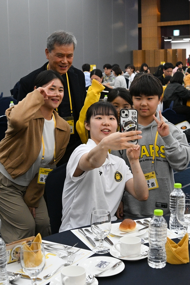 허예은(오른쪽에서 2번째)이 팬들과 셀카를 찍고 있다. /사진=KB스타즈