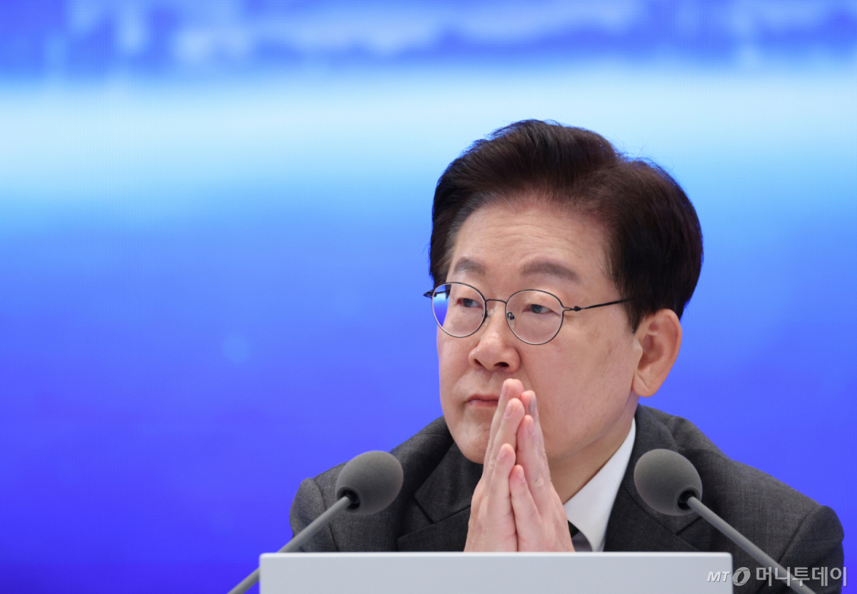 (서울=뉴스1) 허경 기자 = 이재명 대통령이 14일 청와대 영빈관에서 열린 국민주권정부 인구전략 비전 선포식에서 토론자의 발언을 경청하고 있다. (청와대통신사진기자단) 2026.10.14/뉴스1  Copyright © 뉴스1. All rights reserved. 무단 전재 및 재배포,  AI학습 이용 금지. /사진=(서울=뉴스1) 허경 기자