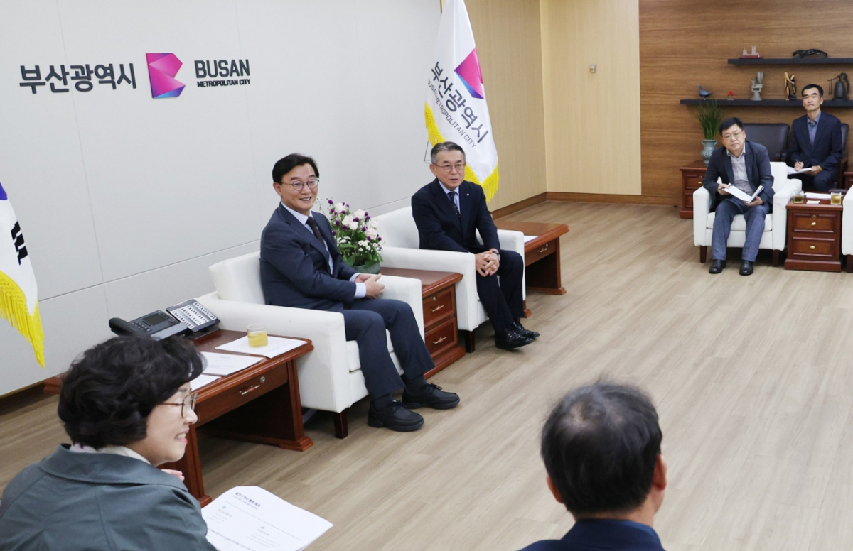전재수 부산시장(가운데 2명 중 왼쪽)과 김준동 한국남부발전 사장(가운데 2명 중 오른쪽)이 협력 방안을 논의하고 있다./사진제공=한국남부발전