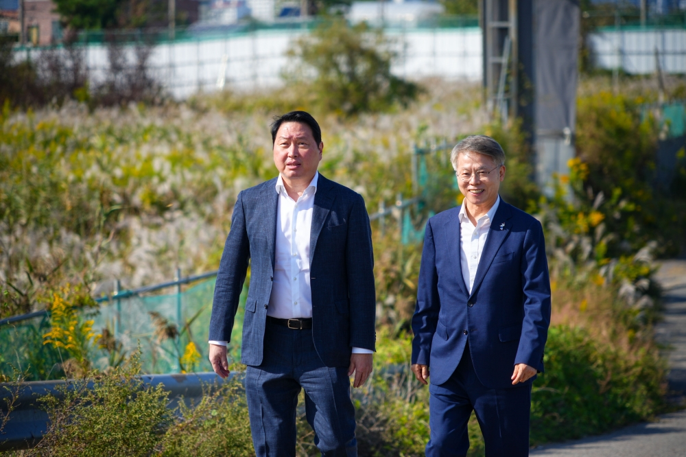 민형배 전남광주시장(오른쪽)과 최태원 SK그룹 회장이 반도체 부지 현장을 둘러보고 있다/사진제공=전남광주특별시