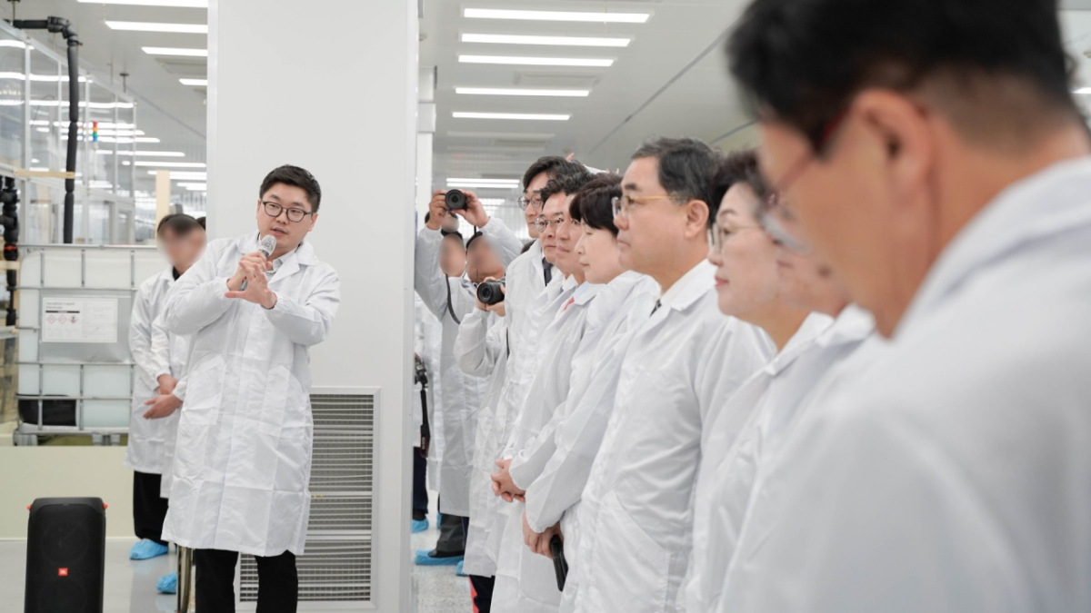 김성원 산업통상자원중소벤처기업위원회 위원장 등 위원들이 국정감사 현장시찰의 일환으로 스탠다드에너지의 바나듐 이온 배터리 셀 자동화 생산설비 'V-line'을 둘러보며 김부기 대표(왼쪽)의 설명을 듣고 있다./사진제공=스탠다드에너지
