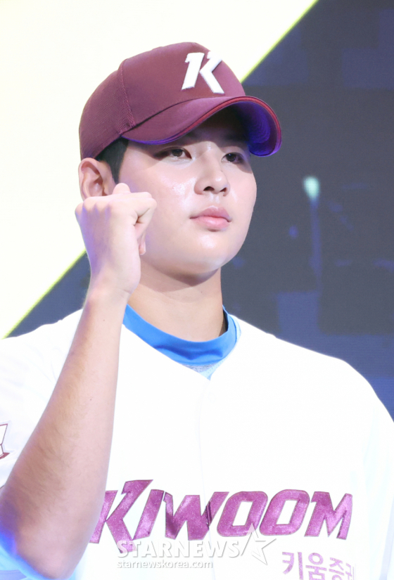 '2027 KBO 신인 드래프트'가 21일 서울 송파구 롯데호텔 월드 크리스탈볼룸에서 열렸다. 하현승(부산고)이 전체 1순위로 키움에 지명된 후 포토타임을 갖고 있다. /사진=김진경 kim.jinkyung@