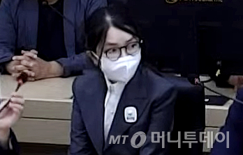 (서울=뉴스1) 이호윤 기자 = 김건희 여사가 26일 서울 서초구 중앙지방법원에서 열린 특정범죄가중처벌등에관한법률위반(알선수재) 부정청탁및금품등수수의금지에관한법률위반 증거인멸 등에 대한 선고 공판에 출석하고 있다. (서울중앙지방법원 제공. 재판매 및 DB 금지) 2026.6.26/뉴스1 Copyright © 뉴스1. All rights reserved. 무단 전재 및 재배포, AI학습 이용 금지. /사진=(서울=뉴스1) 이호윤 기자