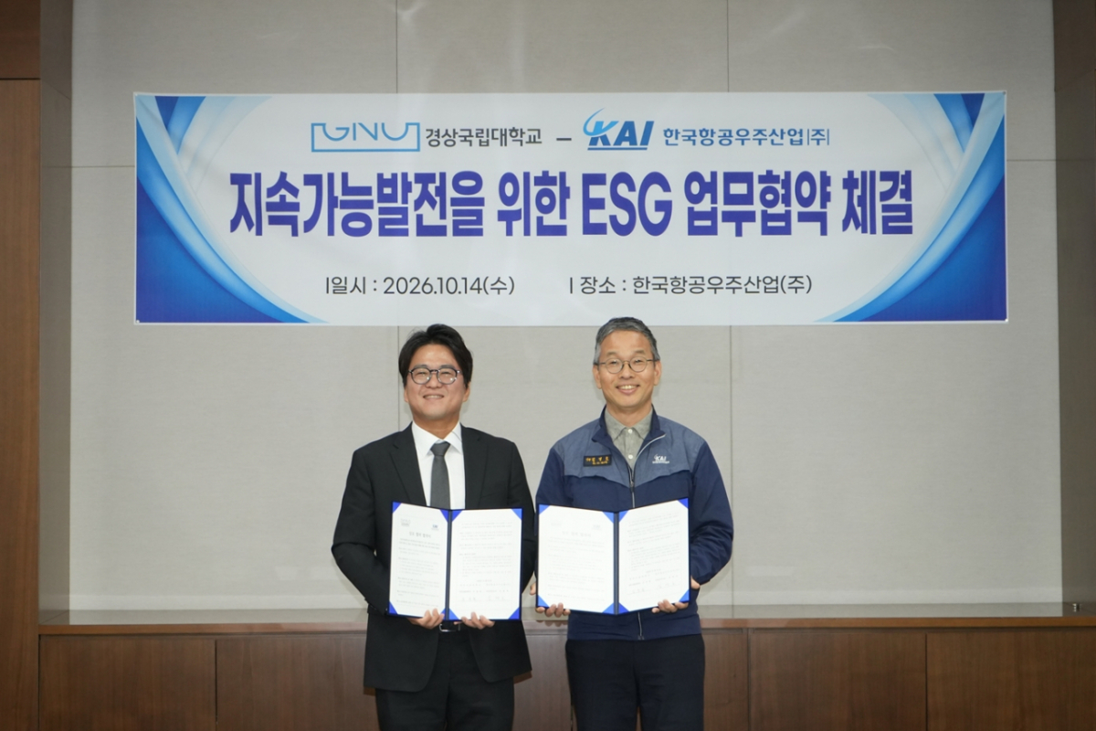Kim Young-cheol (left), director of the Center for Sustainable Development at Gyeongsang National University, and Kim Myung-ho, head of KAI’s Compliance Management Office, sign a memorandum of understanding for regional co-prosperity development and pose for a commemorative photo at KAI headquarters in Sacheon, South Gyeongsang Province, on the 14th. /Photo=KAI