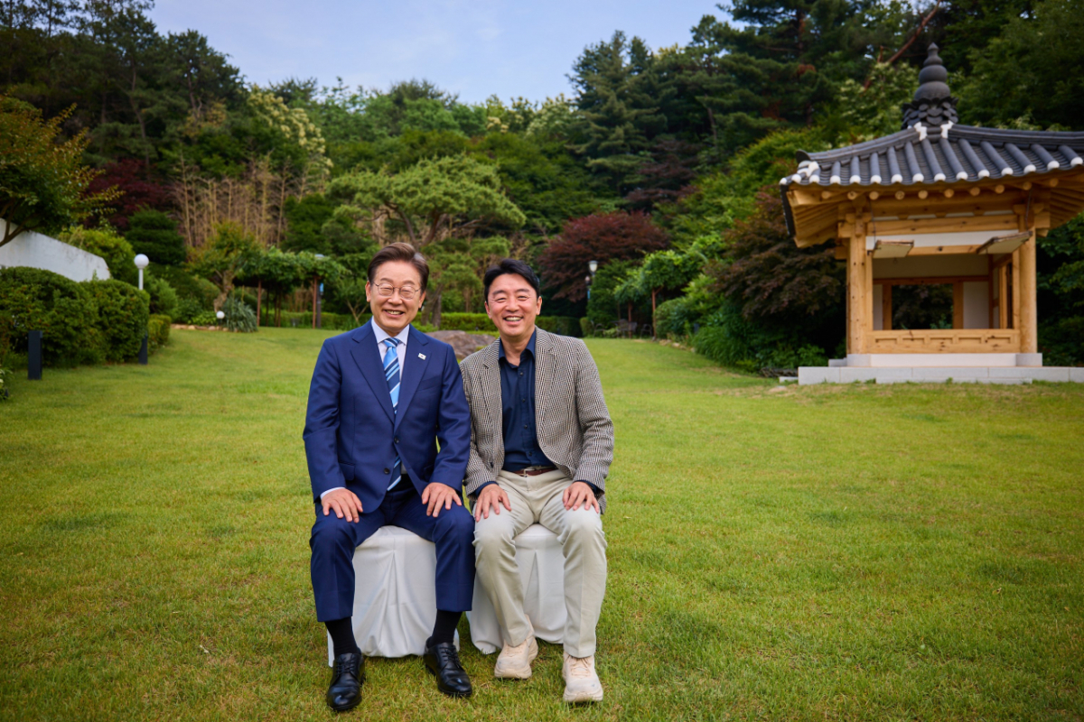 이재명 대통령(왼쪽)과 강훈식 전 대통령 비서실장. / 사진=강 전 실장 SNS.