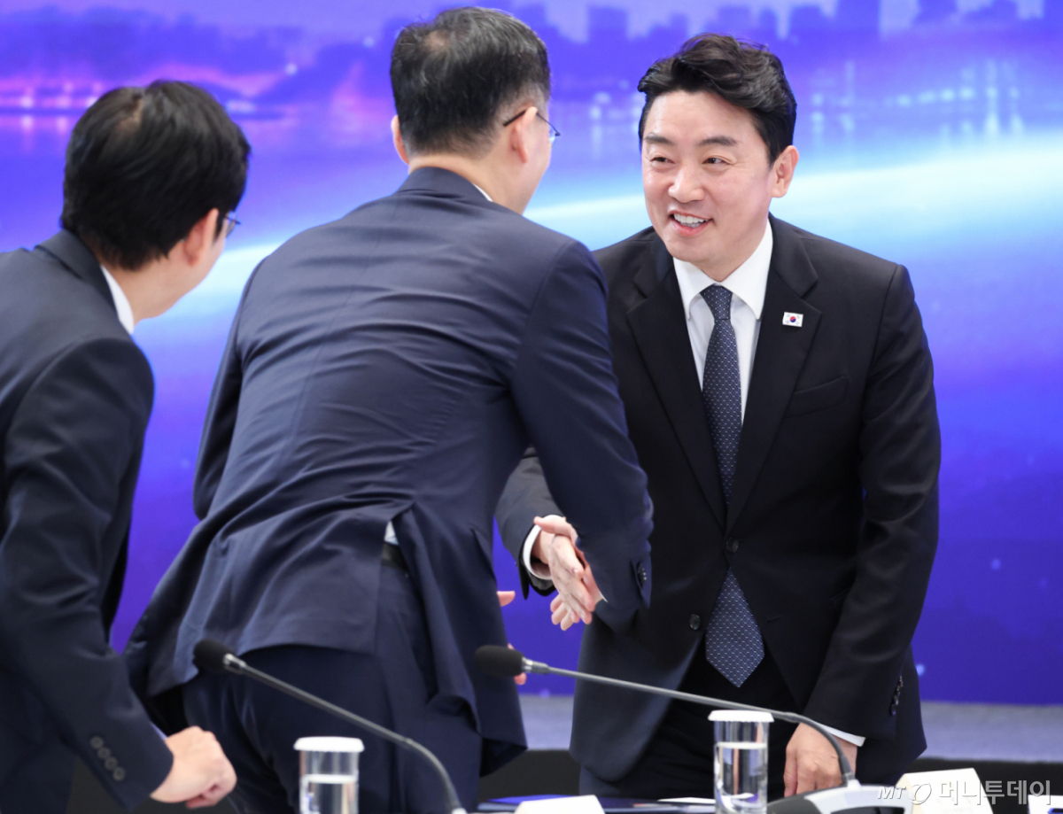 (서울=뉴스1) 허경 기자 = 강훈식 대통령비서실장이 14일 청와대 영빈관에서 열린 국민주권정부 인구전략 비전 선포식에서 참석자들과 인사하고 있다. (청와대통신사진기자단) 2026.10.14/뉴스1 Copyright © 뉴스1. All rights reserved. 무단 전재 및 재배포, AI학습 이용 금지. /사진=(서울=뉴스1) 허경 기자