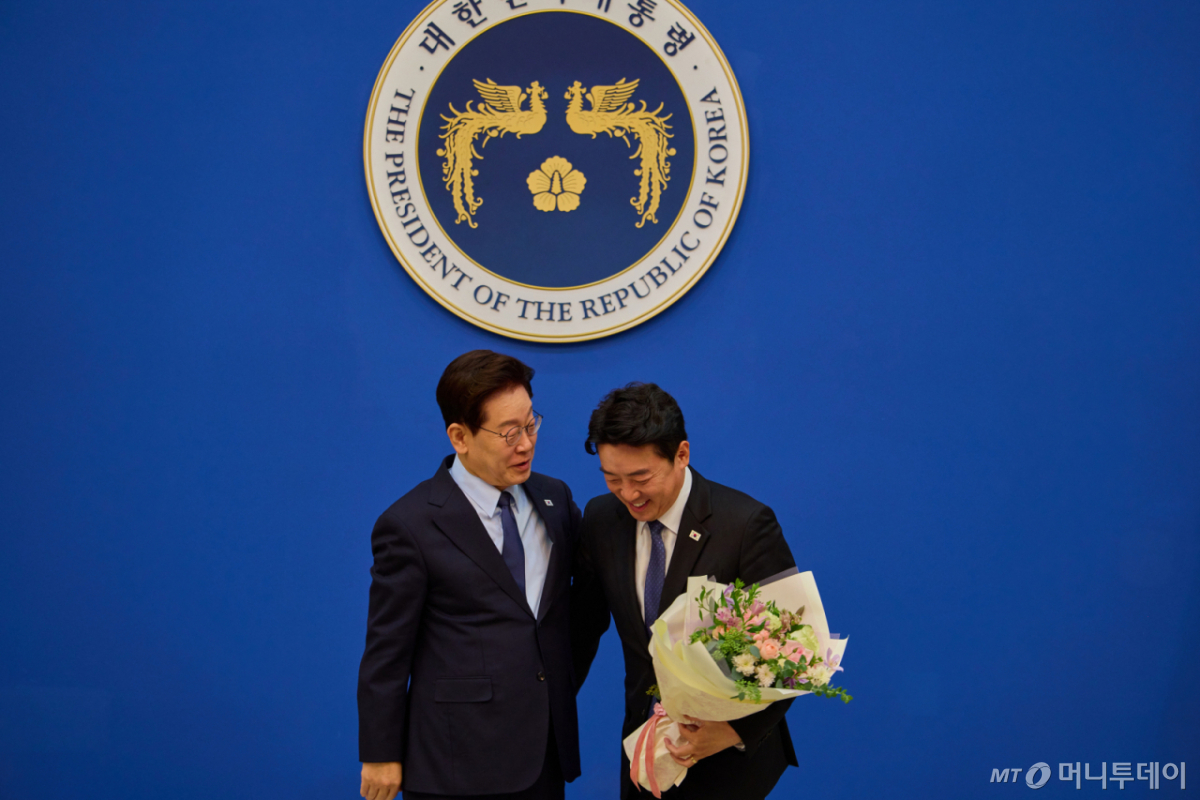 [서울=뉴시스] 김진아 기자 = 이재명 대통령이 15일 청와대에서 강훈식 전 비서실장에게 공로패를 수여하고 있다. (사진=청와대 제공) 2026.10.15. photo@newsis.com *재판매 및 DB 금지 /사진=김진아