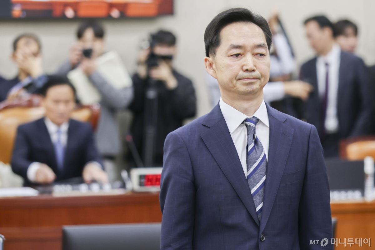 김지용 중대범죄수사청장 후보자가 14일 서울 여의도 국회에서 열린 중대범죄수사청장 후보자 인사청문회에 출석해 김영진 국회 행정안전위원회 위원장에게 선서문 전달 후 자리로 이동하고 있다. /조현호 기자 /사진=조현호