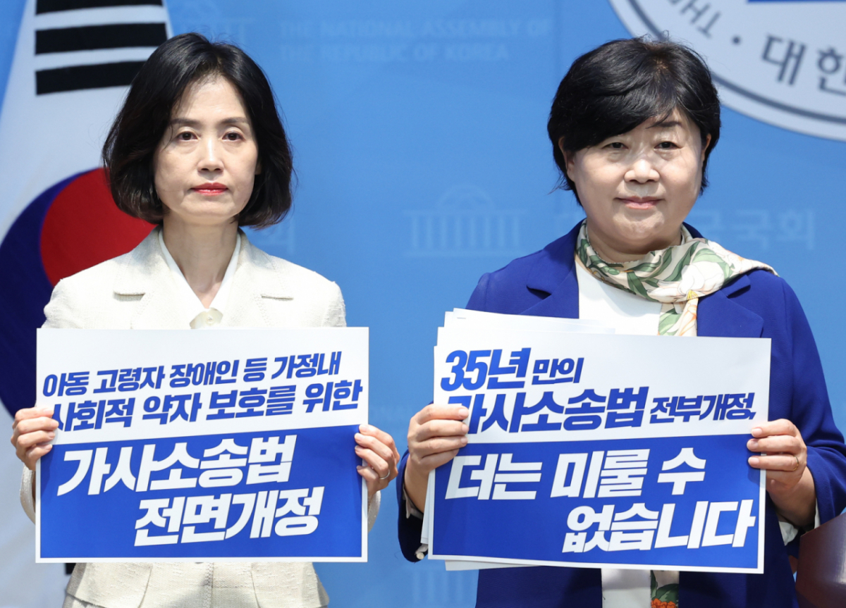 국회 법제사법위원회 위원장인 서영교(오른쪽) 더불어민주당 의원과 법사위 소속 박은정 조국혁신당 의원이 지난달 1일 여의도 국회 소통관에서 가사소송법 전부개정안 통과 촉구 기자회견을 하고 있다./사진=뉴시스