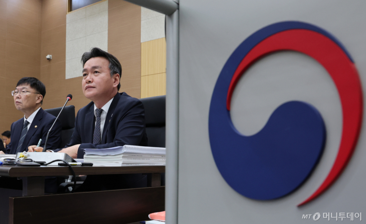 (대전=뉴스1) 김기태 기자 = 이종욱 관세청장이 15일 오전 정부대전청사에서 열린 국회 재정경제기획위원회의 국가데이터처, 관세청, 조달청에 대한 국정감사에서 질의를 듣고 있다. 2026.10.15/뉴스1 Copyright © 뉴스1. All rights reserved. 무단 전재 및 재배포, AI학습 이용 금지. /사진=(대전=뉴스1) 김기태 기자